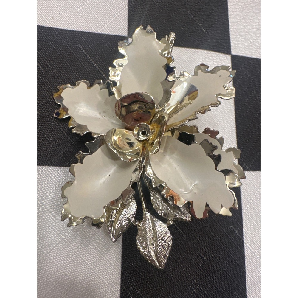 Vintage White Enamel Flower Brooch Silver Tone Metal Orchid Lily Floral Pin 3" - Picture 2 of 4